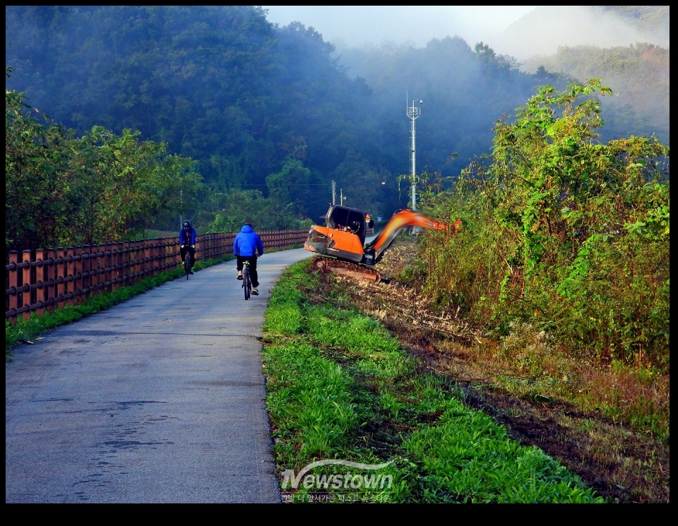 문막행정복지센터에서 작업한 제초작업후의 상태와 제초작을 하기전의 상태의 현장 사진