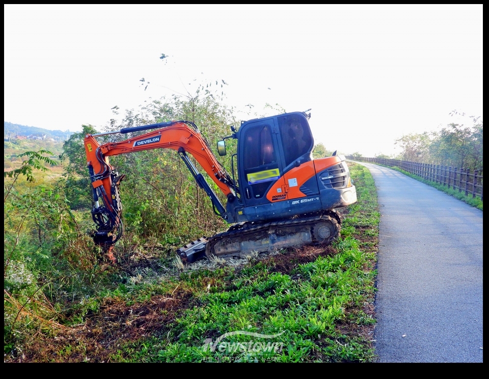 문막행정복지센터에서 작업한 제초작업후의 상태와 제초작을 하기전의 상태의 현장 사진