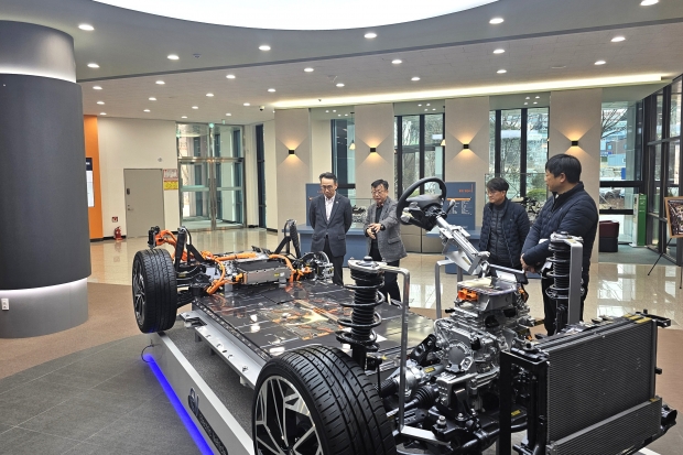 김명주 부지사, 김해명동일반산단내 미래차버추얼센터 방문 모습/사진 경남도제공