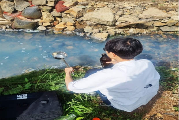 설 연휴 환경오염 특별감시단속(시료 채수)/사진 김해시제공