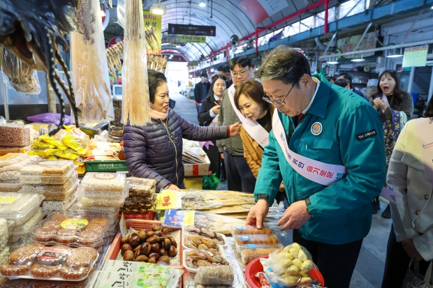 동상시장 순회 모습/사진 김해시제공
