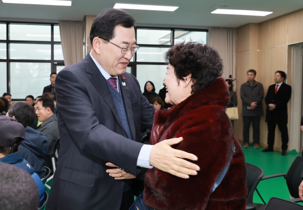 4일, 경주시 선도동 주민자치센터에서 열린 2026년 현장소통마당에 참석한 주민과 인사를 나누며 현장의 목소리를 직접 듣고 있다.