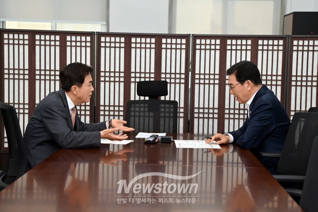 김태흠 충남도지사와 신정훈 국회 행정안전위원회 위원장(민주당)
