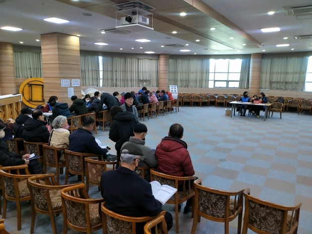 9일 포항 뱃머리 평생교육관 다목적실에서 수강신청 현장 지원창구를 운영하고 있다.