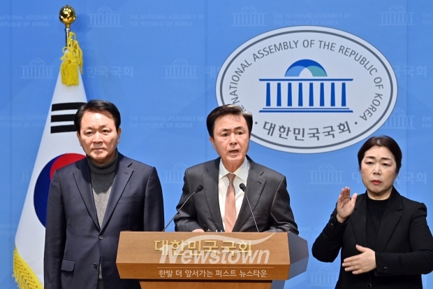 김태흠 충남도지사가 2월 9일 국회 소통관에서 기자회견을 열고 “정치적 의도만 남은 행정통합 논의를 즉각 중단하길 촉구한다”고 밝혔다. 김 지사는 이날 국회에서 열린 행정통합 법률안 관련 입법공청회에 참고인 참석 및 발언권을 누차 요구했으나 거부당함에 따라 기자회견을 가졌다.