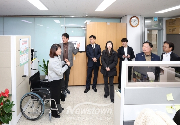아산시의회 문화복지환경위원회가 2월 9일 최근 신설된 ‘장애인복지과’ 사무실을 방문해 현장 점검을 실시했다. 현장을 둘러본 위원들은 신설 사무실의 열악한 접근성에 대해 우려를 표했다.