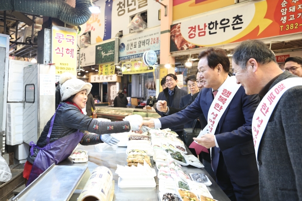 9일 박완수 도지사가 설맞이 양산남부전통시장에서 성수품가격·수급상황을 모니터링 하고 있다./사진 경남도제공