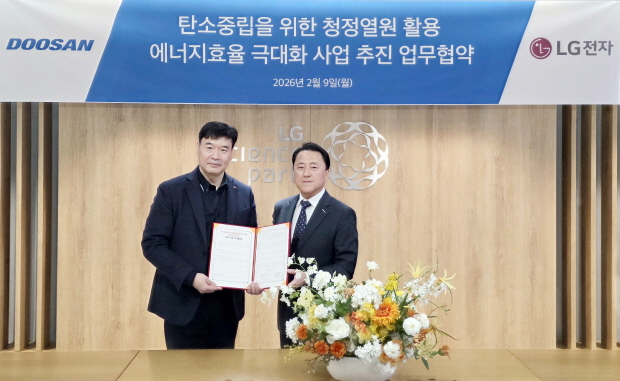업무협약식이 끝나고, 두산퓨얼셀 이승준 영업본부장(오른쪽)이 LG전자 이광원 어플라이드사업담당과 기념사진을 촬영하고 있다.