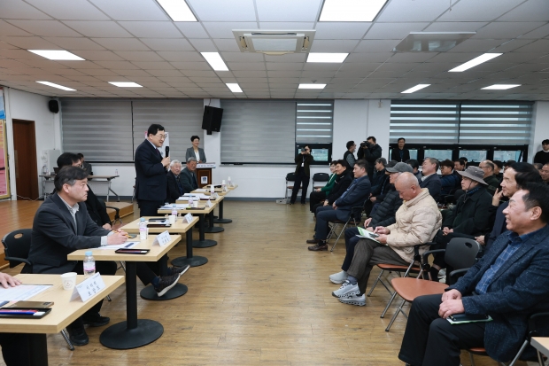 10일 양남면행정복지센터 대회의실에서 열린 ‘2026년 현장소통마당’에서 주낙영 경주시장이 주민 건의사항을 청취하며 발언하고 있다.