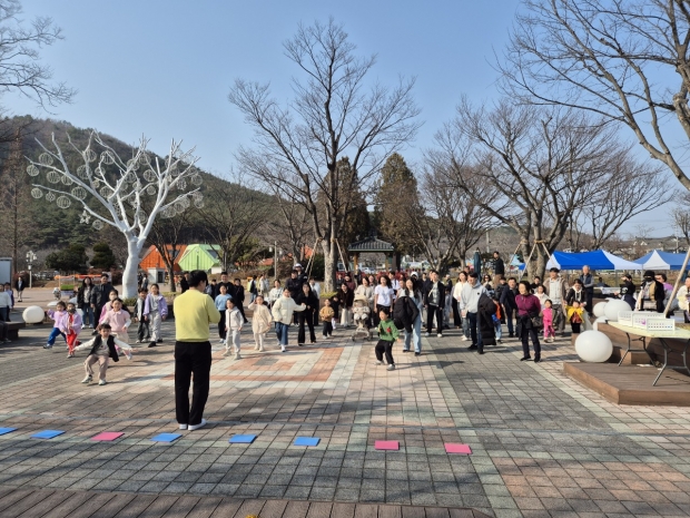 동궁원을 찾은 가족 단위 방문객들이 설맞이 현장 이벤트 프로그램에 참여하며 명절 분위기를 만끽하고 있다