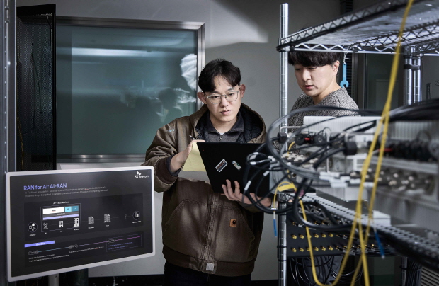 SKT는 국내외 기업과 함께 AI와 통신 인프라를 결합한 차세대 기지국 AI-RAN을 개발하고, 이를 실증망에서 시연하는 데 성공했다고 26일 밝혔다.사진은 AI-RAN 실증 장비를 점검하고 있는 SKT 구성원들의 모습