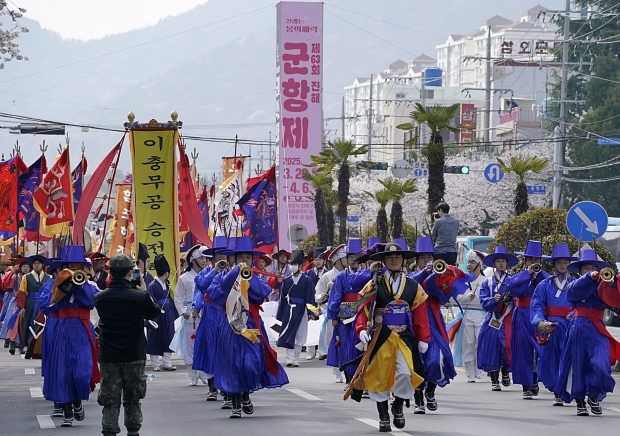 창원특례시 진해군항제가 문화체육관광부 지정 2026~2027년 예비축제로 선정됐다/창원특례시