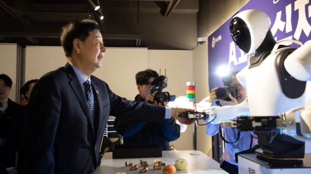 뉴로메카 휴머노이드 에이르를 참관 중인 경제부총리