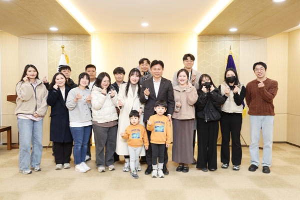 프로그램 참여자들과 관계자들이 기념사진을 촬영하고 있다. / 부천시