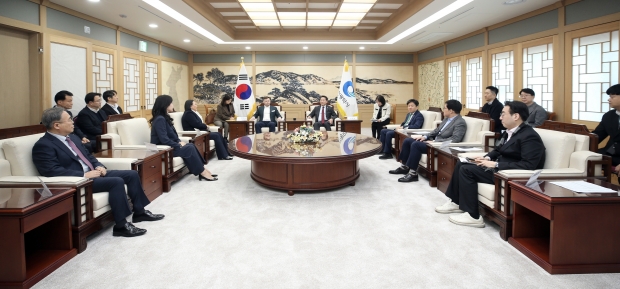 인천경제자유구역청(G타워, 송도동) 32층 집무실에서 업무협약사항을 논의하고 있다.