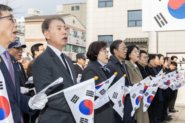 왼쪽 두번째 윤환 계양구청장이 대한독립 만세를 외치고 있다.