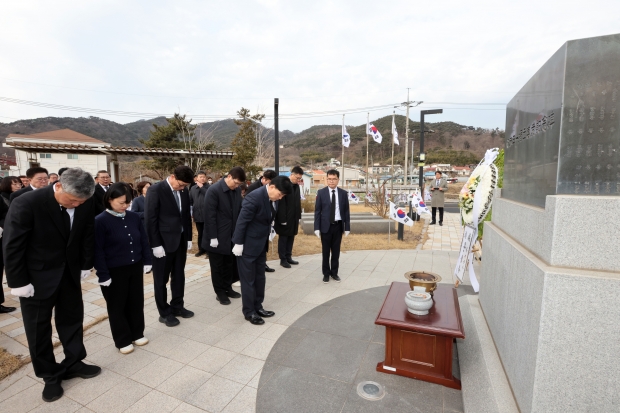 순국 선열들에 묵념을 하고 있다.