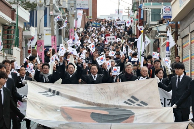 3.1 만세운동 재현 시가 행진을 하고 있다.