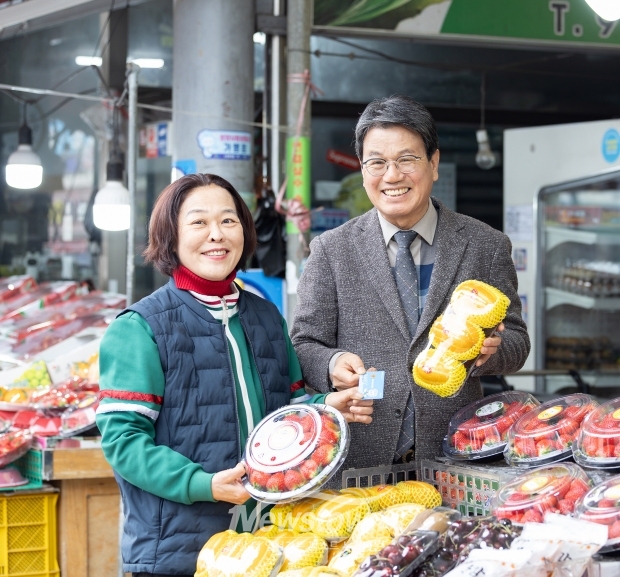 김돈곤 청양군수가 지급 이후 첫 현장 행보로 지난 2월 27일 청양전통시장을 방문해 직접 과일을 구입하고 상인들의 애로사항을 청취하는 등 기본소득이 지역 곳곳의 일상 소비로 연결될 수 있도록 현장 소통 행정을 펼쳤다.