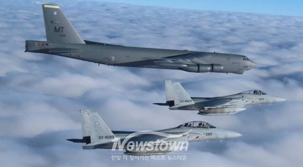 지난 16일 동중국해 미-일 공중 연합 훈련에 참가한 미국 공군 B-52 전략폭격기와 일본 항공자위대 F-15 전투기들/일본 항공자위대 홈페이지