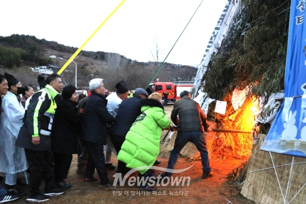 ​​한림면 정월대보름 달집태우기/사진 김국진기자​​
