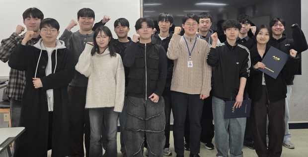 인천시사회서비스원은 인천시, 국정원 지부, 인하대, 인천대와 지난달 27일 인천대에서 ‘공공기관 웹 취약점 점검 프로젝트’ 성과 보고회를 갖고 기념 촬영을 하고 있다. / 인천시사회서비스원