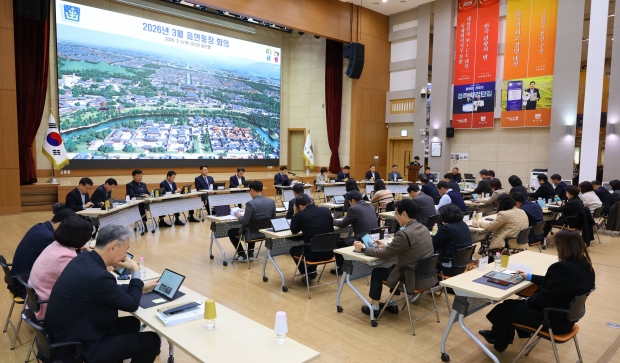 주낙영 경주시장이 5일 시청 알천홀에서 열린 읍면동장회의에서 지방선거를 앞두고 공직기강 확립과 공무원의 정치적 중립 준수를 강조하고 있다