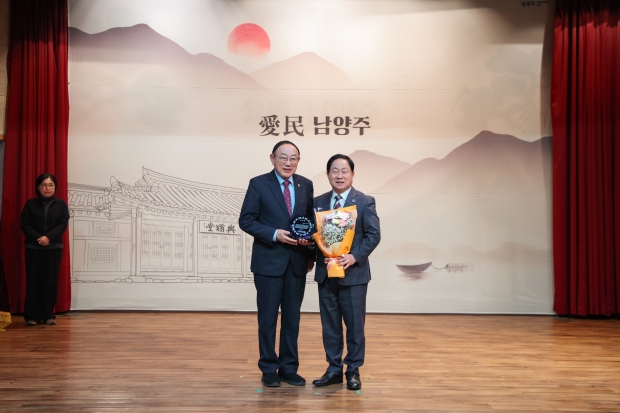 윤해원 대한노인회 남양주시지회장이 주광덕 남양주시장에게 감사패를 전달하고 있다.