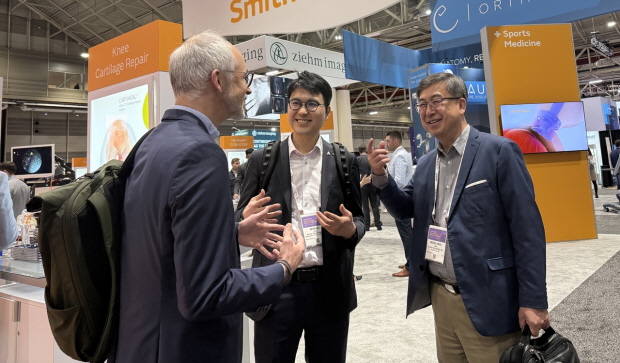 ※사진설명 : 코오롱티슈진 전승호, 노문종 대표가 2026 미국 정형외과학회(AAOS)에 참가해 현장 미팅을 진행하고 있다.