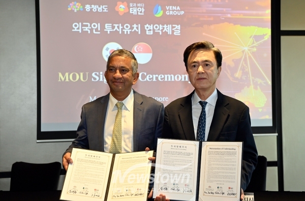 김태흠 충남도지사(사진/우측)가 3월 6일 스위소텔 더 스탬포드 호텔에서 니틴 압테 뷔나그룹 대표(사진/좌측)와 투자 양해각서(MOU)를 체결했다. 뷔나그룹은 2030년까지 태안을 비롯한 충남 일대에 1조 원의 외자를 투자한다.