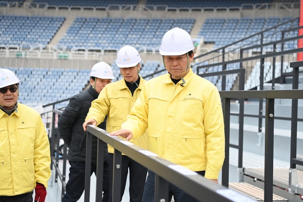 부천시 점검단이 부천FC1995 홈 개막전을 대비해 부천종합운동장 좌석을 꼼꼼하게 살피고 있다