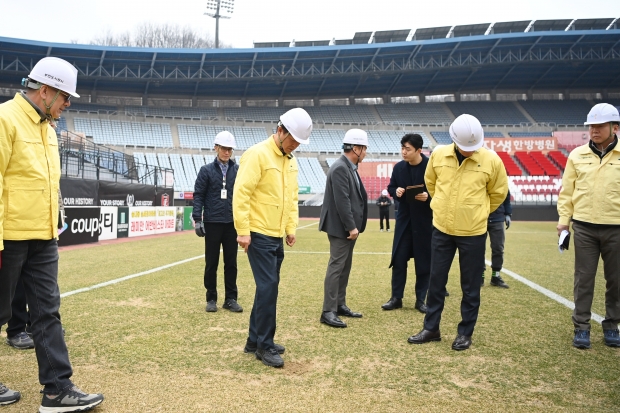 부천시 점검단이 선수단이 경기할 그라운드 상태를 확인하고 있다