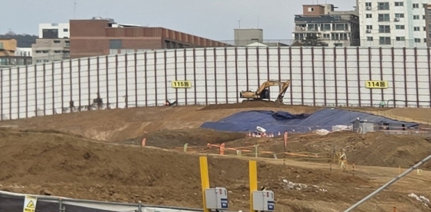 사진: 인천 시청 후문의 건물에서 바라본  한화, 공사 현장 물을 뿌리지 않고 불도저로 평지 작업을 하고 있다.