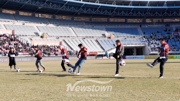 부천FC1995 홈 개막전 시축 모습 / 부천시의회