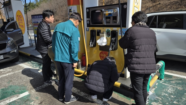 창원특례시가 국제유가 상승으로 국내 유류 가격이 큰 폭으로 오르자 창원특례시가 주유소 긴급 합동점검에 나섰다/창원특례시