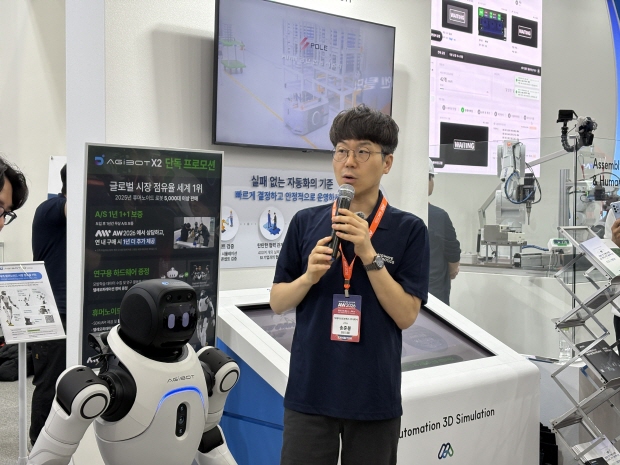 빅웨이브로보틱스 송준봉 CTO가 전시 현장에서 SOLlink 대시보드 기반공정 모니터링 시연과 휴머노이드 연구·교육 지원 서비스 ‘EasyCare(이지케어)’ 솔루션을 소개하고 있다.