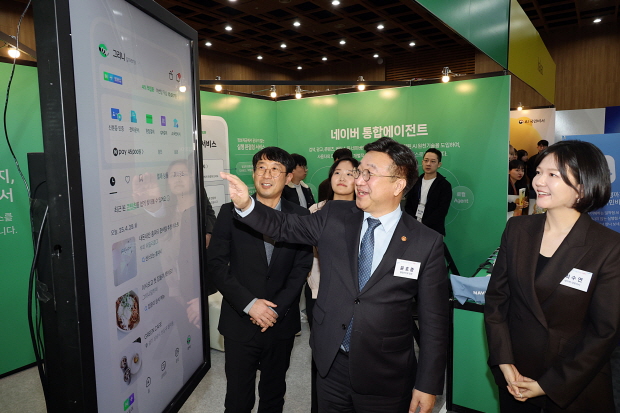 ‘AI 국민비서’ 시범 서비스 개통식에서 윤호중 행정안전부 장관(왼쪽)과 네이버 최수연 대표(오른쪽)가 네이버 AI 국민비서 서비스를 시연하고 있다.