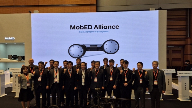 MobED Alliance 행사 기념사진‘앞 줄 맨 우측에서 세번째: 로아스 주용 대표이사’