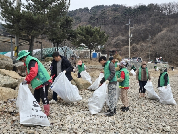 옹진군 자월면, 가늠골 해변 ‘클린업데이’ 실시 모습 / 옹진군