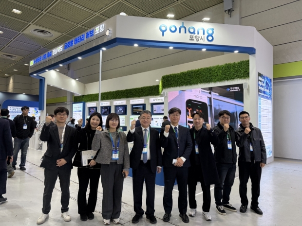 포항시와 경북도가 글로벌 배터리 허브도시 포항의 산업 역량과 지역기업의 기술력 홍보를 위해 서울 코엑스에서 열리는 ‘인터배터리 2026’에 참가해 11일 기념촬영을 하고 있다.