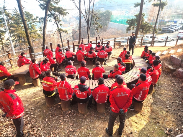 민 관 합동 산불 예방 훈련 모습/사진 김해시제공