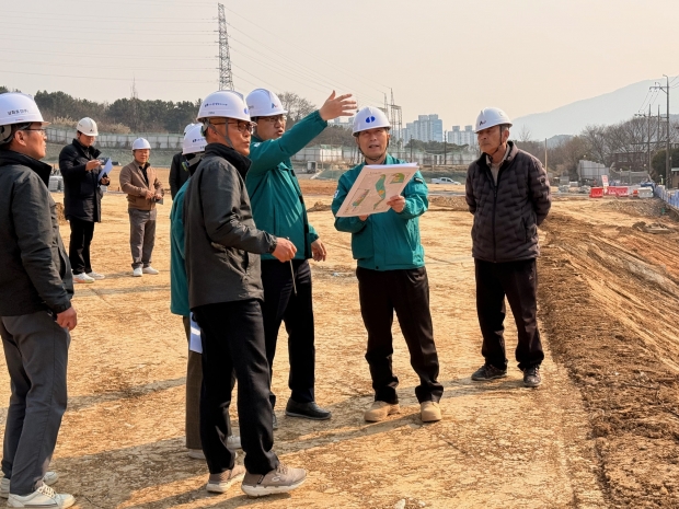 창원특례시(시장 권한대행 장금용)는 11일 성산구 토월동 일원 사파지구 도시개발사업 현장을 방문 주민 불편 사항을 직접 점검했다/창원특례시