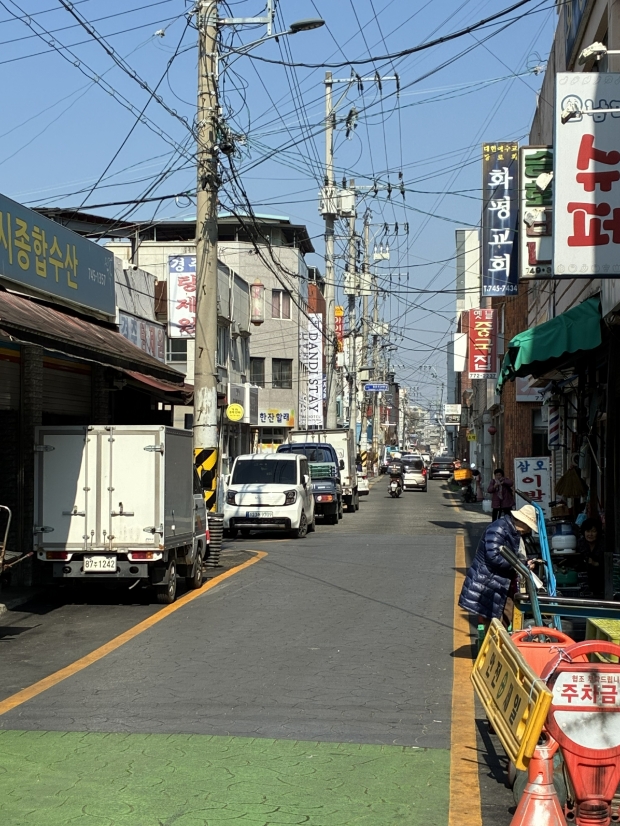 경주시 성동동 일대 전신주에 통신선과 전력선이 복잡하게 얽혀 설치돼 있는 모습