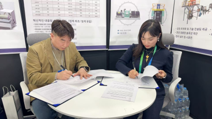 사진설명: 인터배터리 2026 전시회에서 양해각서를 작성하는 쎄노텍 이주성 대표이사와 중국 인포 기업 대표이사 양야니 (杨亚妮)