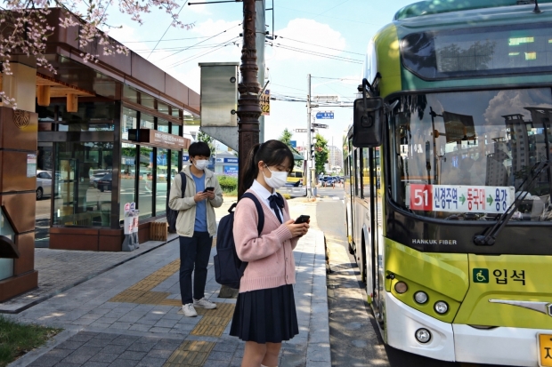 경주 황성공원·시립도서관 버스정류장에서 청소년들이 시내버스에 탑승하고 있다. AI 생성 이미지