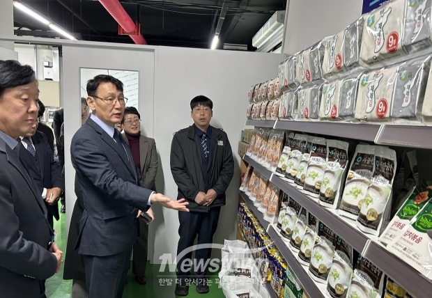 홍종완 행정부지사가 3월 19일 윤은미 천안시 복지정책국장, 도·시군 공무원 등이 천안시 복지재단 ‘따숨푸드뱅크’에서 운영 중인 그냥드림 사업 현장을 방문해 추진 현황을 점검했다.(사진 / 충청남도 제공)