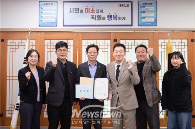 인천시설공단(이사장 김재보) 청라공원사업단이 지난 17일 「Incheon Green Agenda 2026」에서 공공정책 부문 우수상을 받았다. / 인천시설공단
