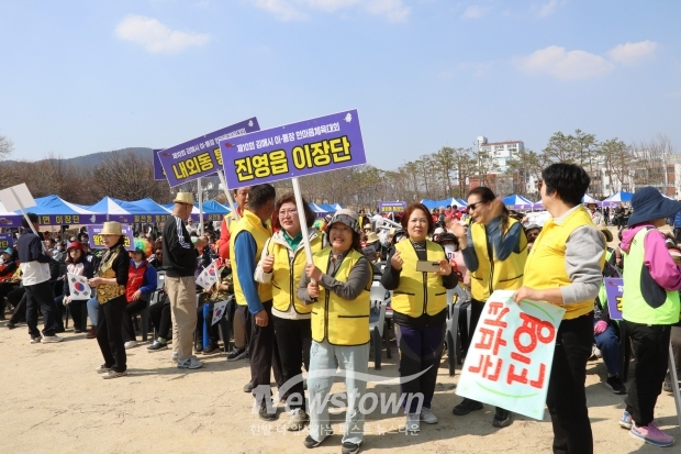 수릉원에서 열린 ‘제10회 김해시 이·통장 한마음 체육대회’에서 참가자들이 체육활동과 노래자랑을 함께 즐기며 화합의 시간을 보내고 있다./사진 김국진기자