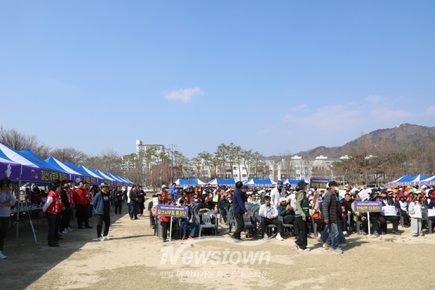 수릉원에서 열린 ‘제10회 김해시 이·통장 한마음 체육대회’에서 참가자들이 체육활동과 노래자랑을 함께 즐기며 화합의 시간을 보내고 있다./사진 김국진기자