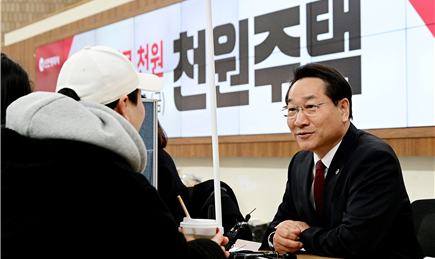 유정복 인천광역시장이 2026년 3월16일 시청 중앙홀에서 천원주택 예비입주자 접수를 받고 있다.